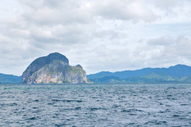  Tekne ve Pasifik Okyanusu görünümünden