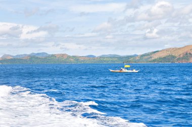   Tekne ve Pasifik Okyanusu görünümünden   