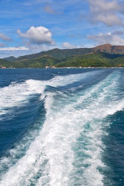   Tekne ve Pasifik Okyanusu görünümünden   