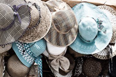 bir eski pazar bir sürü colorated şapka içinde 