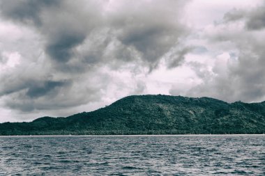 bir tekne güzellikler kıyı şeridi deniz ve rock 