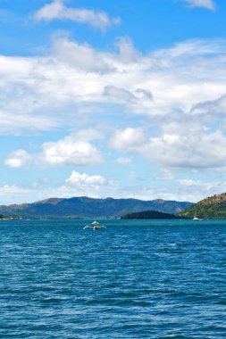 bir tekne güzellikler kıyı şeridi deniz ve rock 