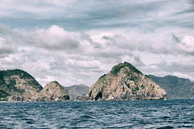 bir tekne güzellikler kıyı şeridi deniz ve rock 