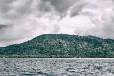bir tekne güzellikler kıyı şeridi deniz ve rock 