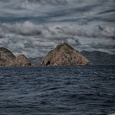 bir tekne güzellikler kıyı şeridi deniz ve rock 