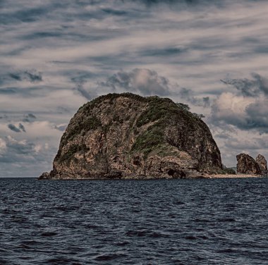 bir tekne güzellikler kıyı şeridi deniz ve rock 