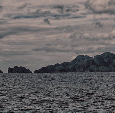 bir tekne güzellikler kıyı şeridi deniz ve rock 