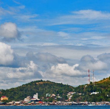 Filipinler 'deki bir tekneden El Nido Palawan yakınlarındaki yılan adasından güzel bir panorama kıyısı denizi ve kaya 