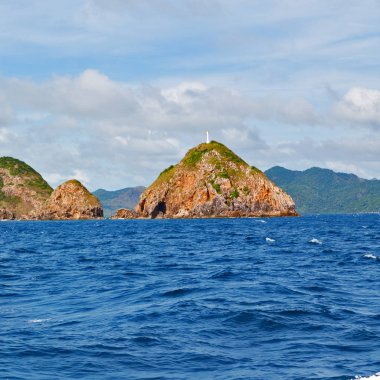 Filipinler 'deki bir tekneden El Nido Palawan yakınlarındaki yılan adasından güzel bir panorama kıyısı denizi ve kaya 