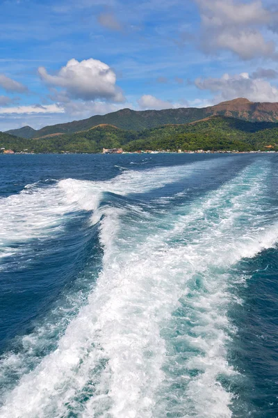   Tekne ve Pasifik Okyanusu görünümünden   