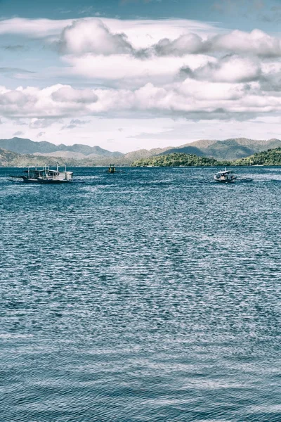 Vom Boot aus in wunderschöner Panoramaküste Meer und Felsen — Stockfoto