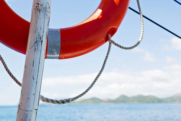 Une bouée en bateau soigné le bokeh de l'océan Pacifique — Photo