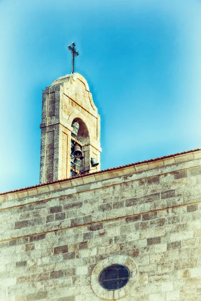 L'antica chiesa la campana nel cielo limpido — Foto Stock