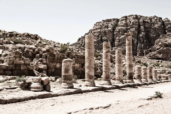 La rue antique pleine de colonnes et de patrimoine — Photo