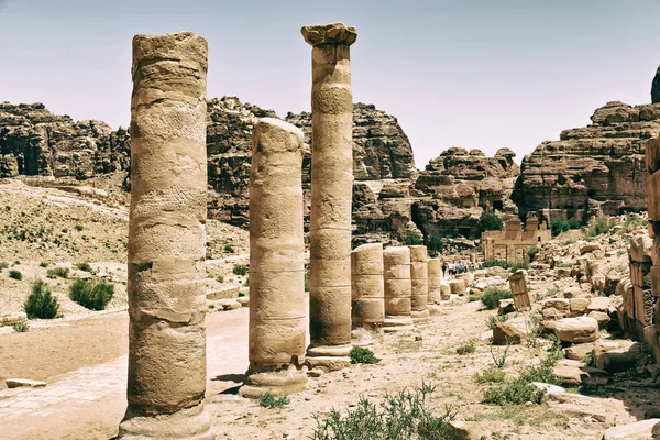 La strada antica piena di colonne e patrimonio — Foto Stock