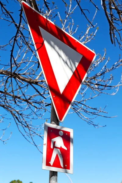 Crosswalk teken Zeppelin geïsoleerd in de hemel — Stockfoto