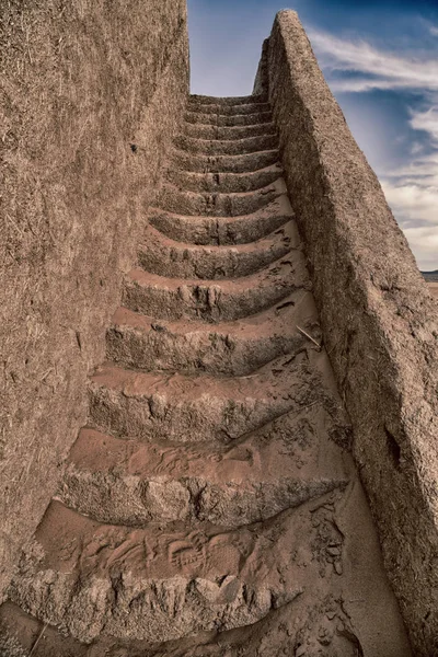Eski kale merdivenlerden kirli ve çölde kum dolu 