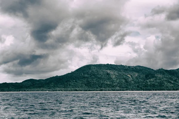 bir tekne güzellikler kıyı şeridi deniz ve rock 