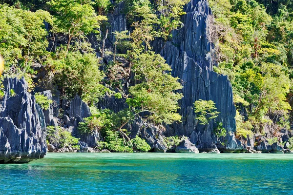 С лодки в красивой панораме побережья моря и скалы — стоковое фото