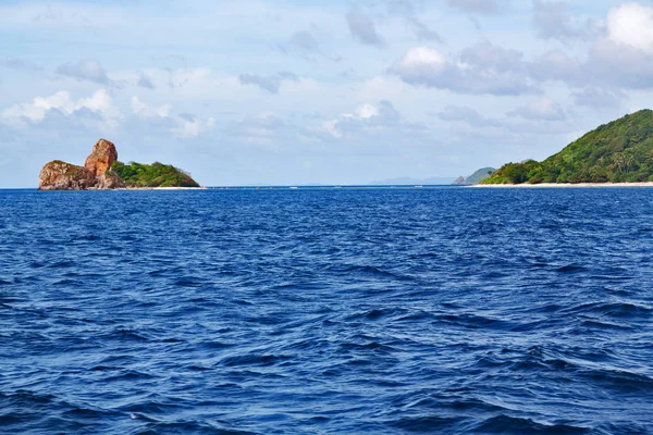 Desde un barco en hermosa costa panorámica mar y roca — Foto de Stock