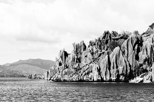 De um barco em belo panorama litoral mar e rocha — Fotografia de Stock