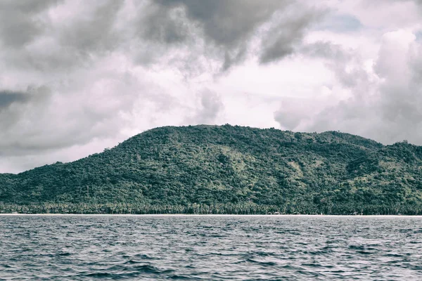 bir tekne güzellikler kıyı şeridi deniz ve rock 