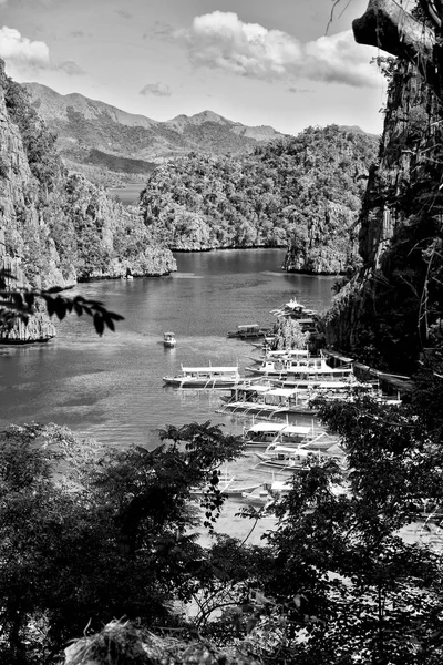 Vista de um penhasco da bela baía do paraíso — Fotografia de Stock