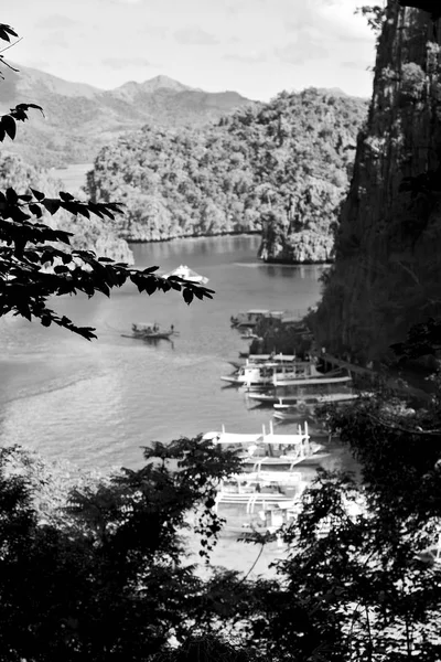 Vista de um penhasco da bela baía do paraíso — Fotografia de Stock