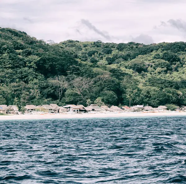 Vanaf een boot in prachtige panorama kustlijn zee en rock — Stockfoto
