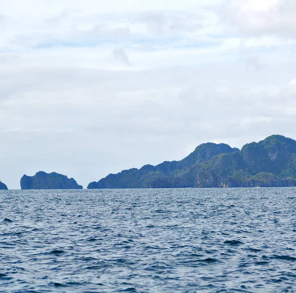 Från en båt i vackra panorama kustlinje havet och rock — Stockfoto