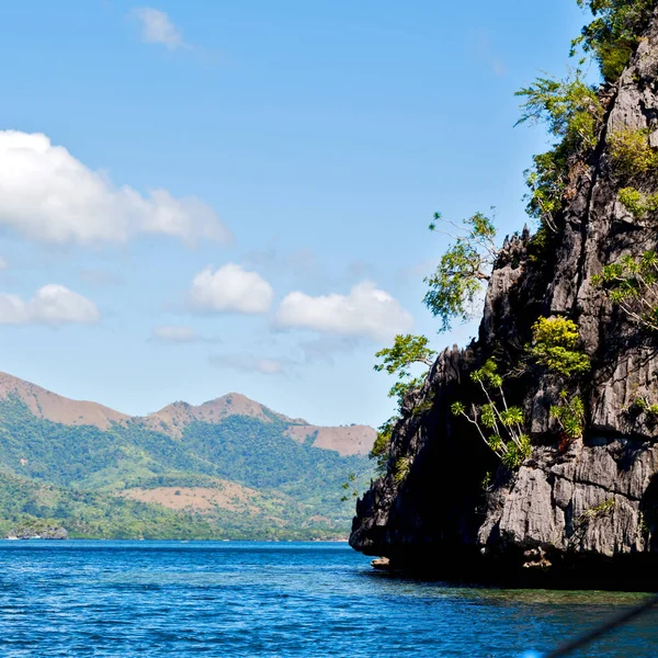 美しいパラダイス ベイと熱帯の崖からフィリピン ビューでラグーン — ストック写真