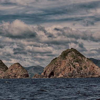 bir tekne güzellikler kıyı şeridi deniz ve rock 