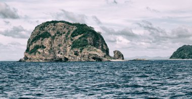 bir tekne güzellikler kıyı şeridi deniz ve rock 