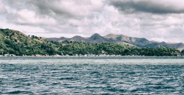 bir tekne güzellikler kıyı şeridi deniz ve rock 