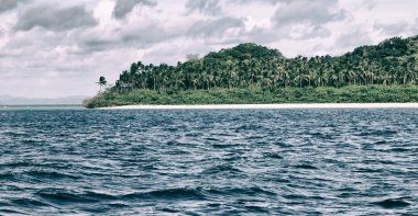 bir tekne güzellikler kıyı şeridi deniz ve rock 