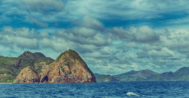 bir tekne güzellikler kıyı şeridi deniz ve rock 