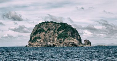 bir tekne güzellikler kıyı şeridi deniz ve rock 
