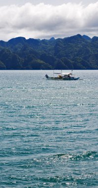 bir tekne güzellikler kıyı şeridi deniz ve rock 