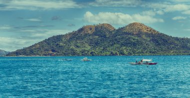 bir tekne güzellikler kıyı şeridi deniz ve rock 