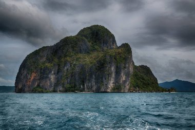  Tekne ve Pasifik Okyanusu görünümünden