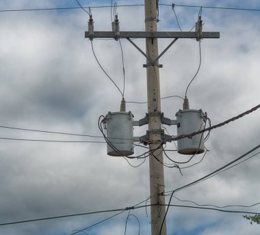 trafo ve tel bulutlu gökyüzü ile bir elektrik direği