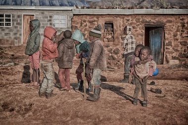 yalnız çocuklar yoksul evlerini yakın Afrika grubunda