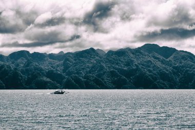 bir tekne güzellikler kıyı şeridi deniz ve rock 