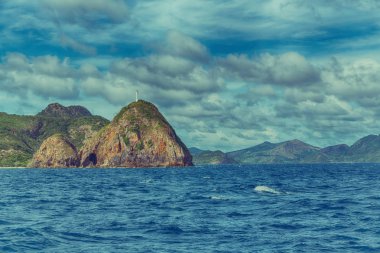 bir tekne güzellikler kıyı şeridi deniz ve rock 