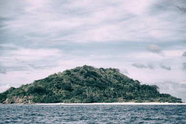bir tekne güzellikler kıyı şeridi deniz ve rock 