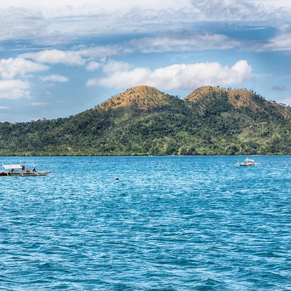 Desde un barco en hermosa costa panorámica mar y roca — Foto de Stock