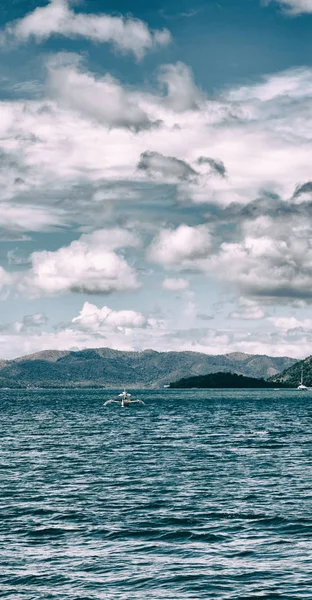 아름 다운 파노라마 해안선 바다와 바위에 보트에서 — 스톡 사진