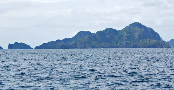 Från en båt i vackra panorama kustlinje havet och rock — Stockfoto