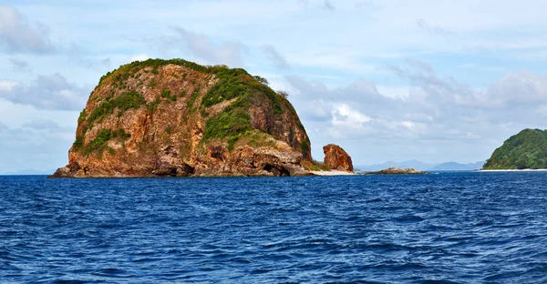 De um barco em belo panorama litoral mar e rocha — Fotografia de Stock