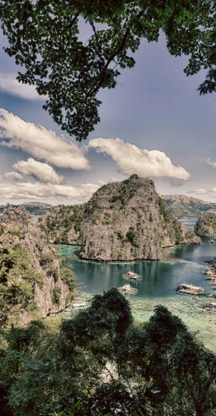 Vista de um penhasco da bela baía do paraíso — Fotografia de Stock